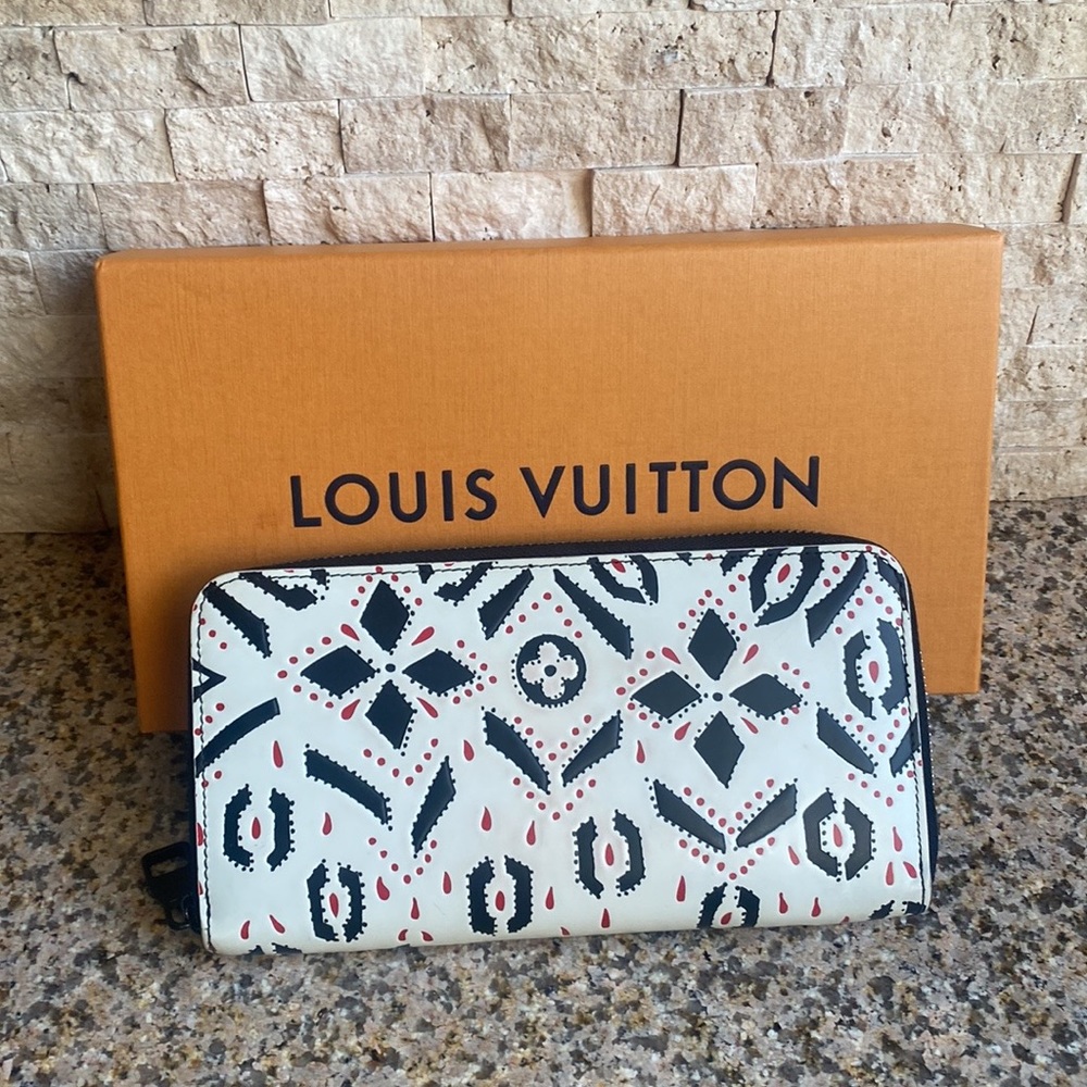 Louis Vuitton white, black, and red graphic wallet. Excellent condition.